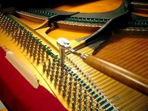 ピアノの弦の張替え